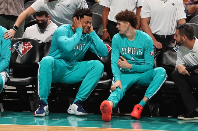 他们不仅依 他们不仅依